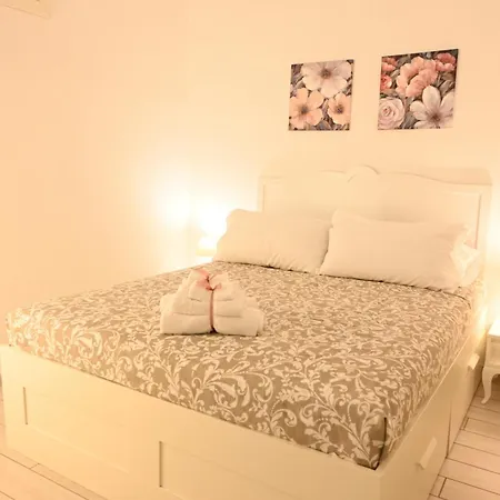 Chiaia Chic House شقة